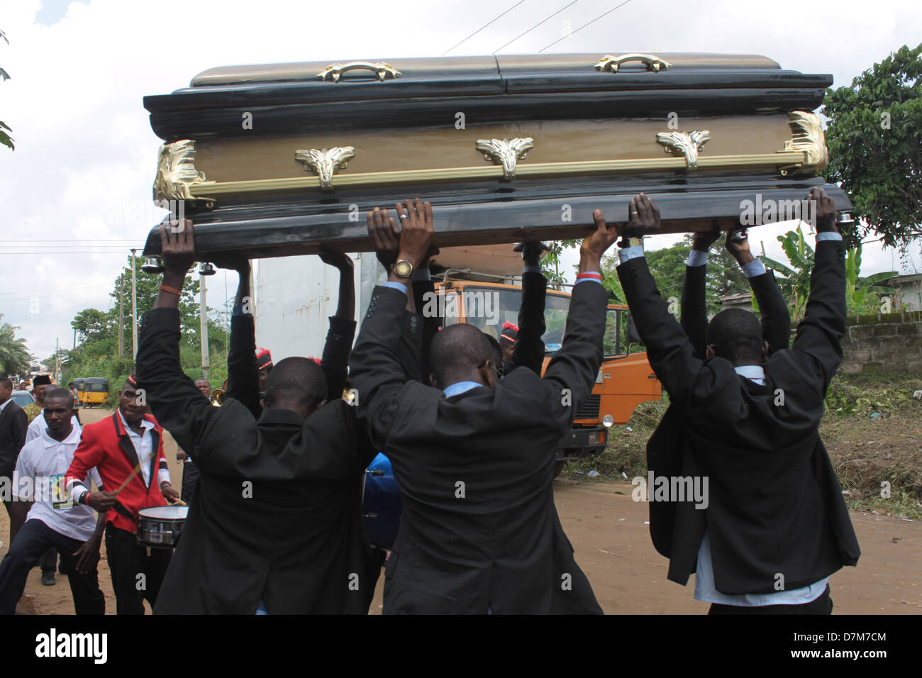 Porteurs d'effectuer les rites d'inhumation définitive à un village au Nigeria. Banque D'Images