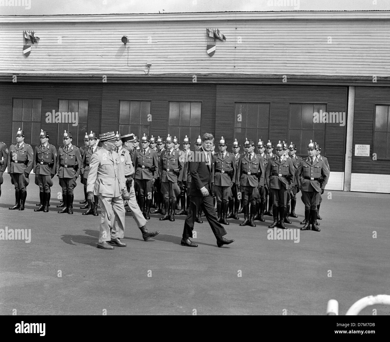 Président américain John F. Kennedy (M) après son arrivée sur la section militaire de l'aéroport de Tegel à Berlin le 26 juin 1963. À gauche commandant français Edouard K. Toulouse. Banque D'Images