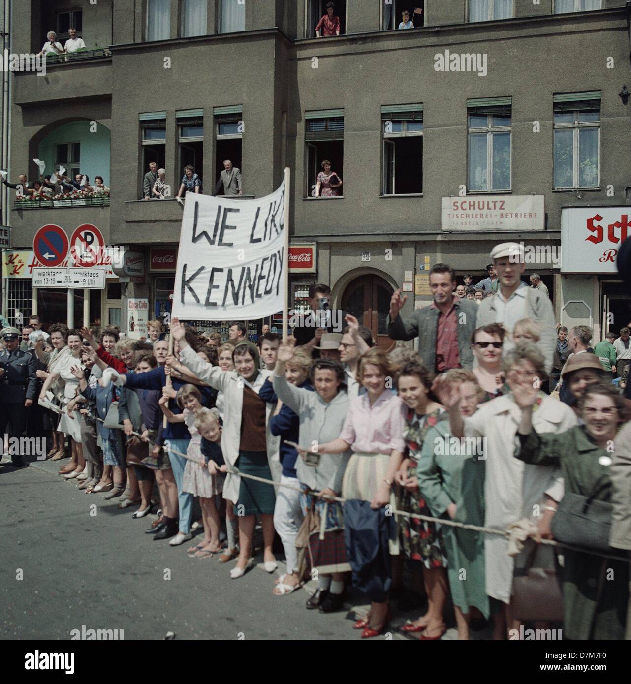 Jubilant habitants de Berlin bordent les rues au cours de président américain John F. Kennedy a visiter. Kennedy, qui sont restés dans la ville divisée, le 26 juin en 1963 pour sept heures et demie, dit la célèbre phrase "Ich bin ein Berliner' lors de son discours devant l'hôtel de ville de Schoeneberg. Banque D'Images