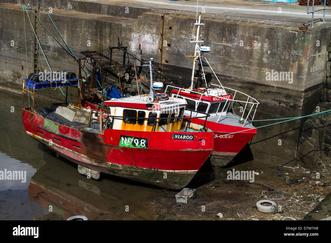 Bateaux à quai au port de Clogherhead, Irlande Banque D'Images