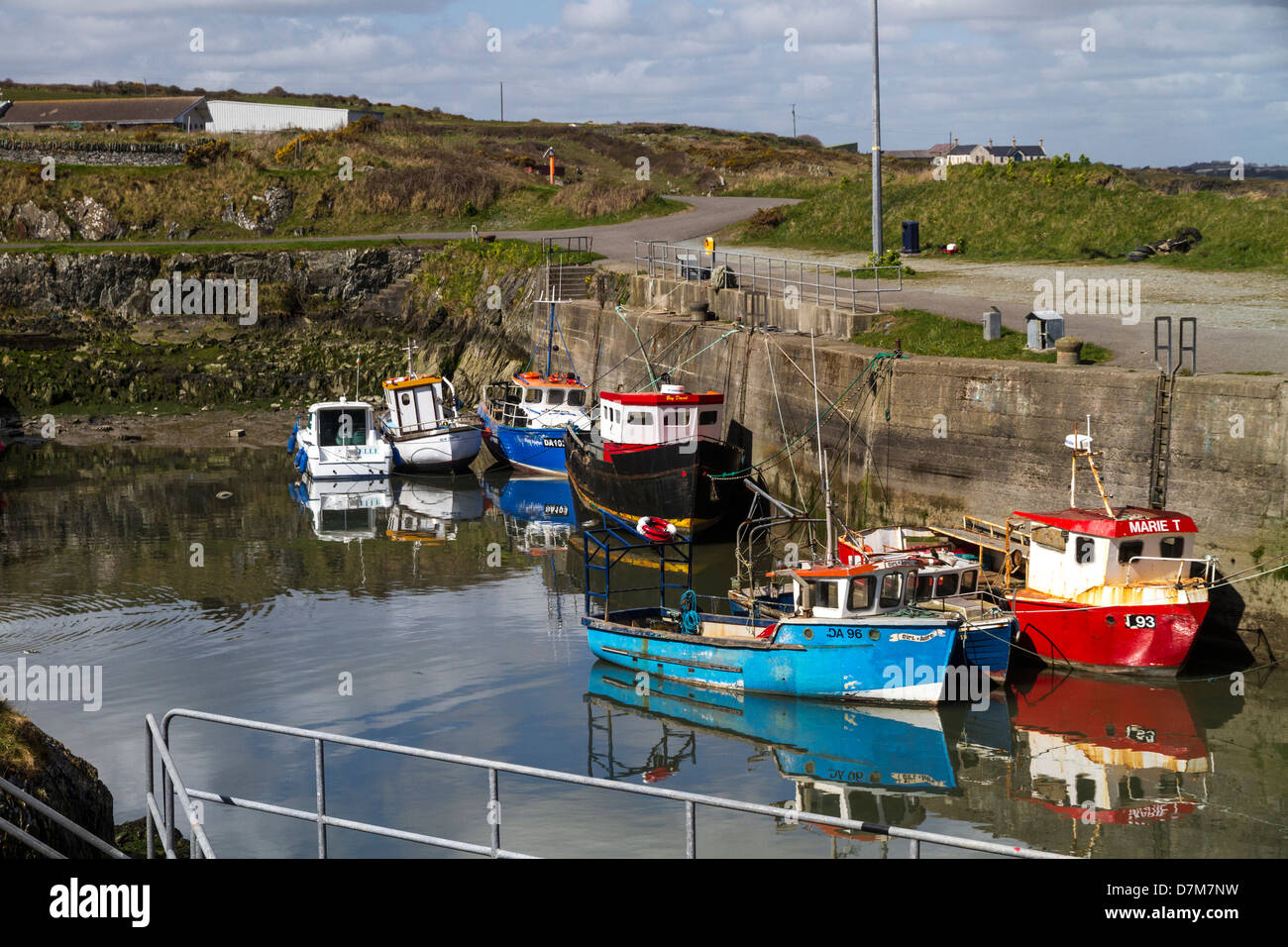 Bateaux à quai au port de Clogherhead, Irlande Banque D'Images