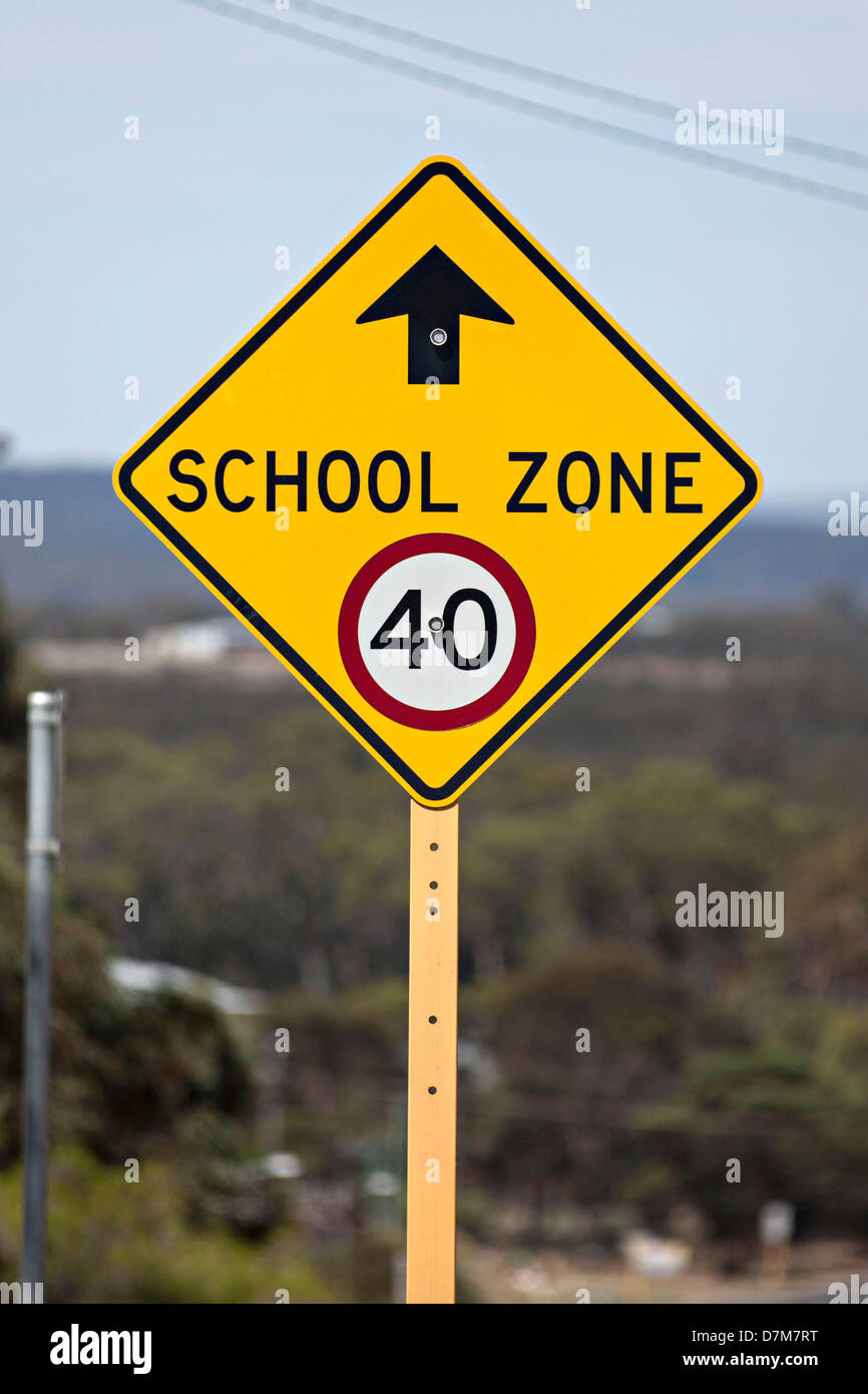 Panneau d'avertissement de vitesse dans les zones scolaires Banque D'Images