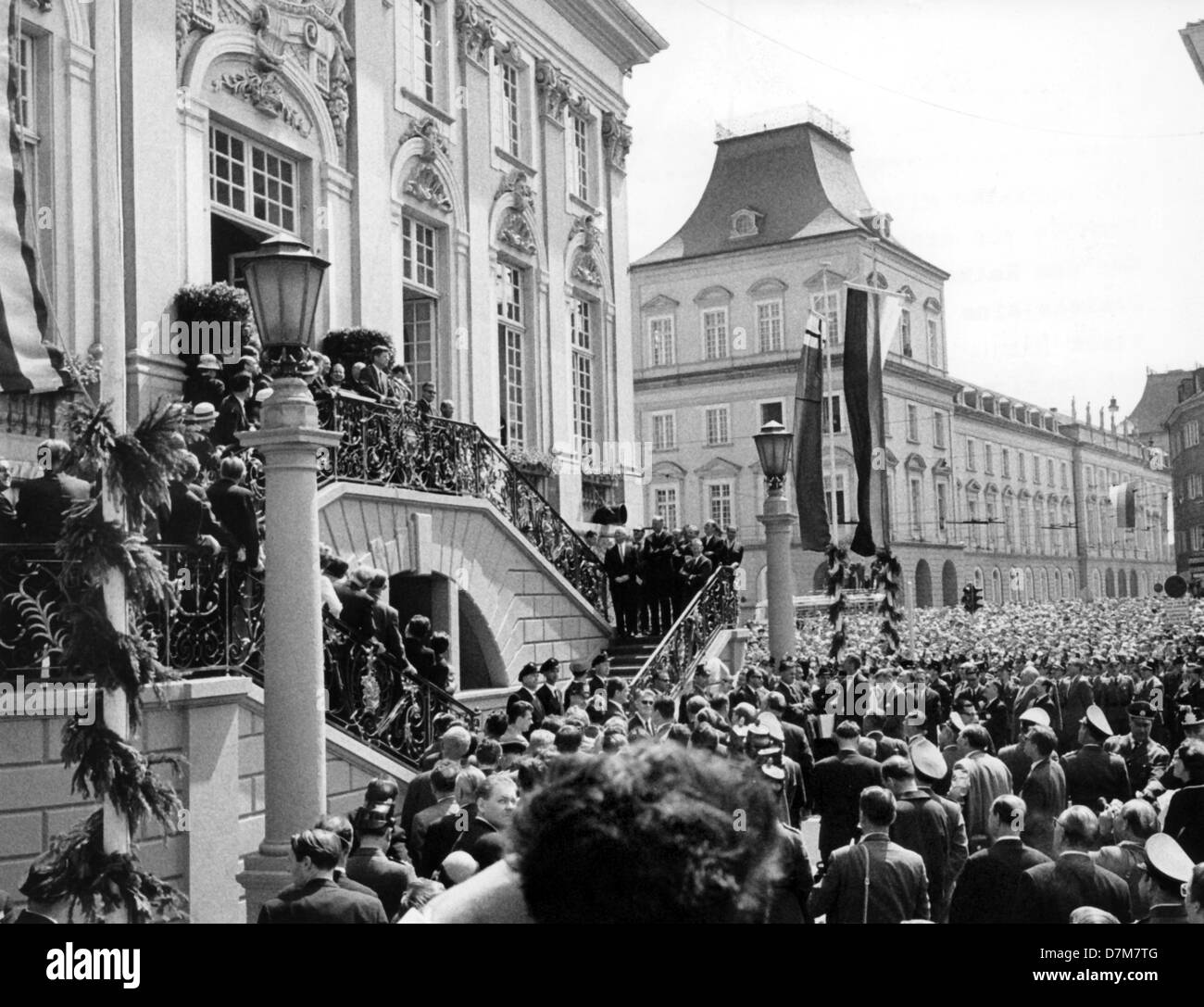 Président des États-Unis John. F. Kennedy sur 23.06. 1963 à l'escalier de la mairie à Bonn au cours de son discours. Beaucoup de gens viennent lui. Après le discours qu'il remplit dans la ville d'or Livre de Bonn. Par la suite il conduit à Hillebrandt à Bad Godesberg. Kennedy va rester et vivre ici jusqu'à 25.06.1963. Banque D'Images