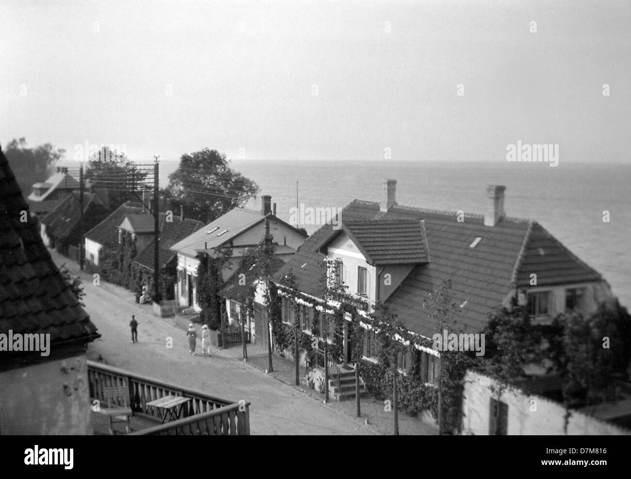 Une photographie vintage de Hellebaek, une ville près du canal d'Oeresund au Danemark. L'image capture la beauté pittoresque et le cadre maritime de cet endroit danois, mettant en valeur son importance culturelle et historique. Banque D'Images