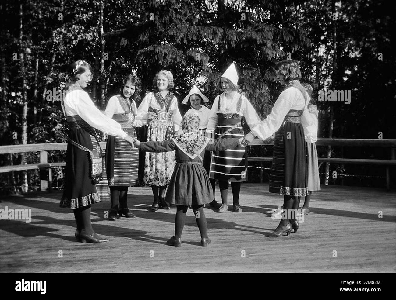 Cette photographie montre une danse du milieu de l'été à Rättvik, Dalarna, Suède. La danse est une célébration suédoise traditionnelle, marquée par la musique folklorique et la participation dynamique de la communauté pendant le solstice d'été. Banque D'Images