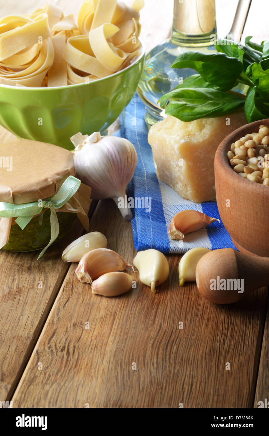 Les ingrédients et la sauce pesto sur la table de cuisine Banque D'Images