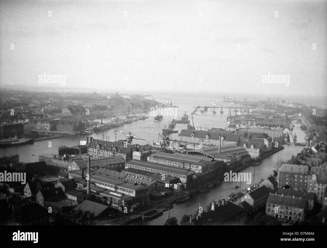 Cette image offre une vue sur le port de Copenhague, au Danemark, capturant les eaux sereines et l'architecture environnante. Le port est un lieu maritime important pour le Danemark, connu pour son mélange historique et moderne. Banque D'Images