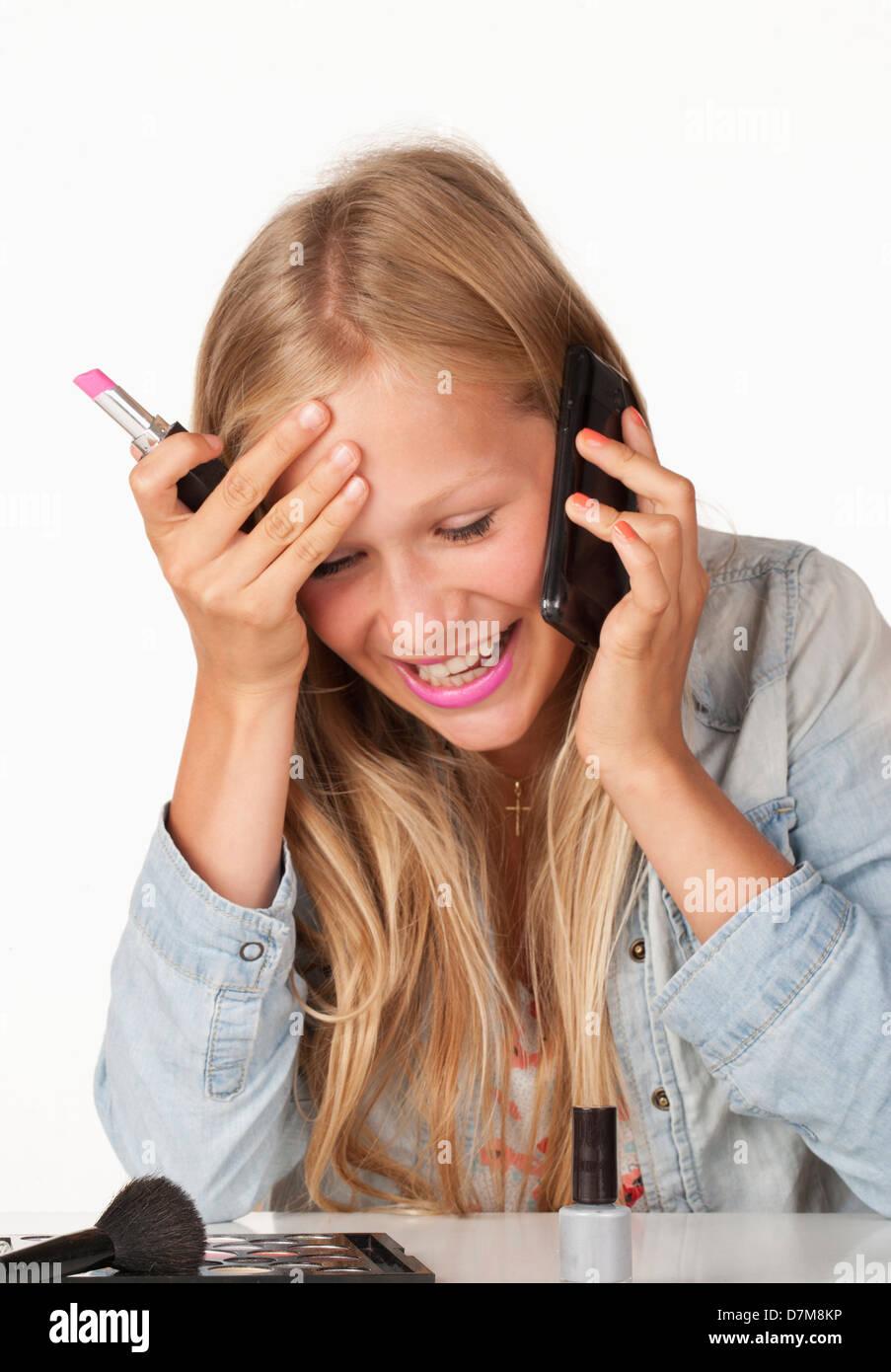 Teenage girl talking on mobile phone, smiling Banque D'Images