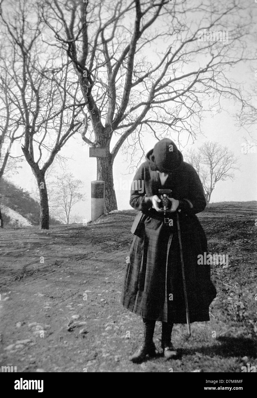 Dans cette photographie des années 1920, une femme est vue en train de prendre des photos à Salève Mountain, situé en France. L'image offre un aperçu de la photographie en plein air du début du XXe siècle et des activités de loisirs dans les Alpes françaises au cours des années 1920 Banque D'Images
