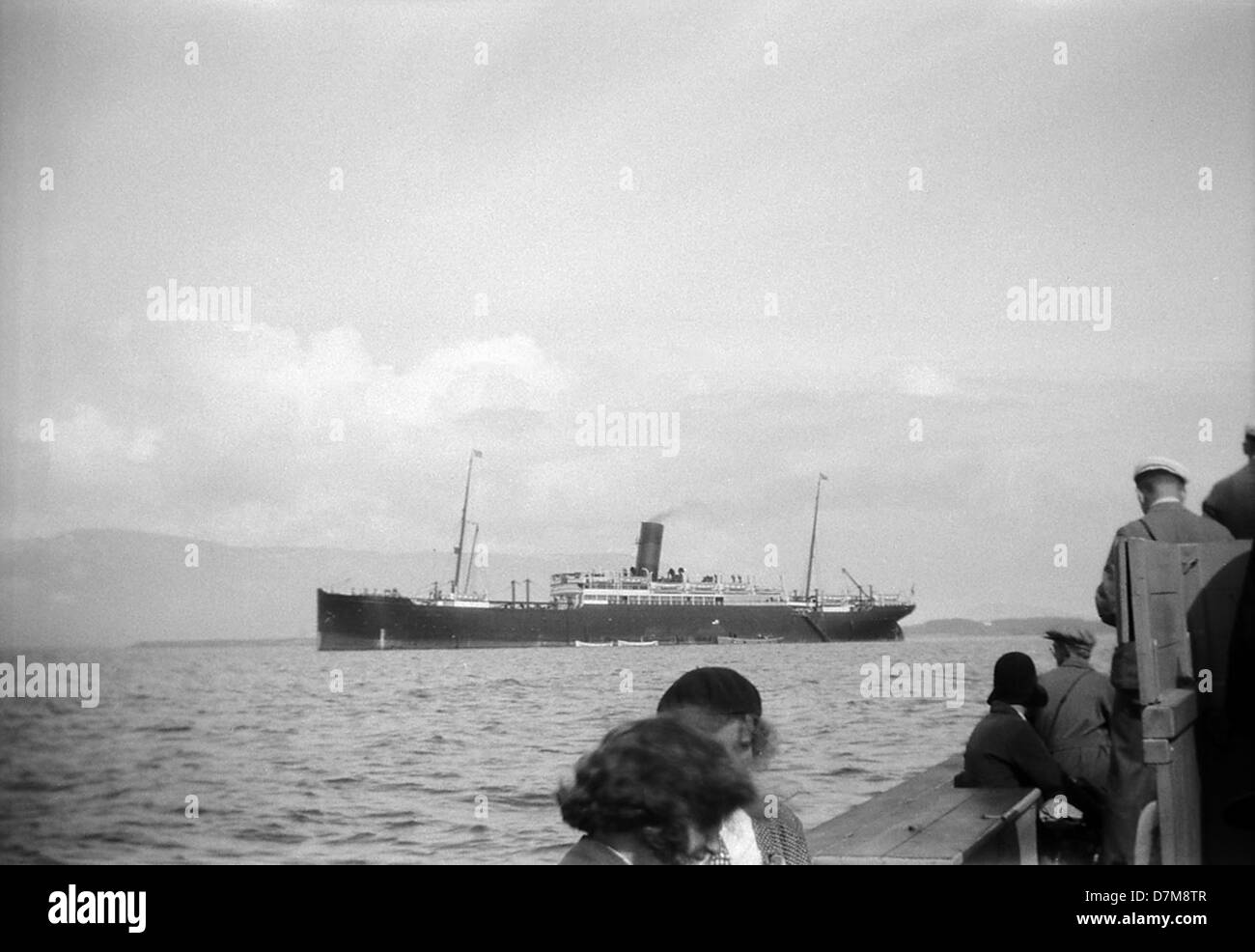 Le *Hellig Olav*, un navire amarré à Reykjavik, Islande. La photographie présente ce navire dans le paysage côtier islandais en toile de fond. La présence du navire dans le port souligne l'importance du commerce et du transport maritimes dans l'histoire de l'Islande. Banque D'Images