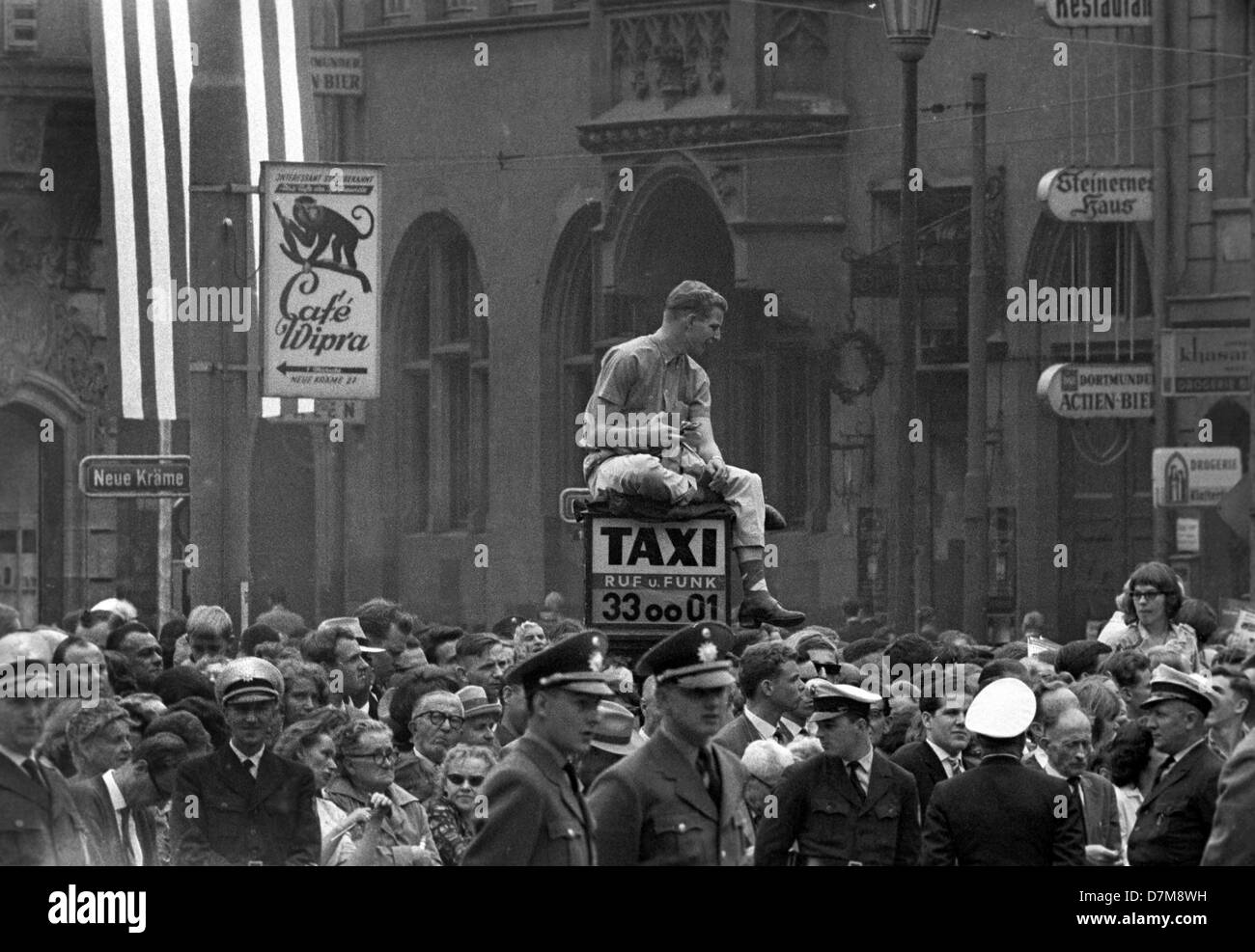 Foule attendant près de l'hôtel de ville Roemer. Président américain John F. Kennedy se rend à Francfort am Main le 25 juin 1963. Banque D'Images