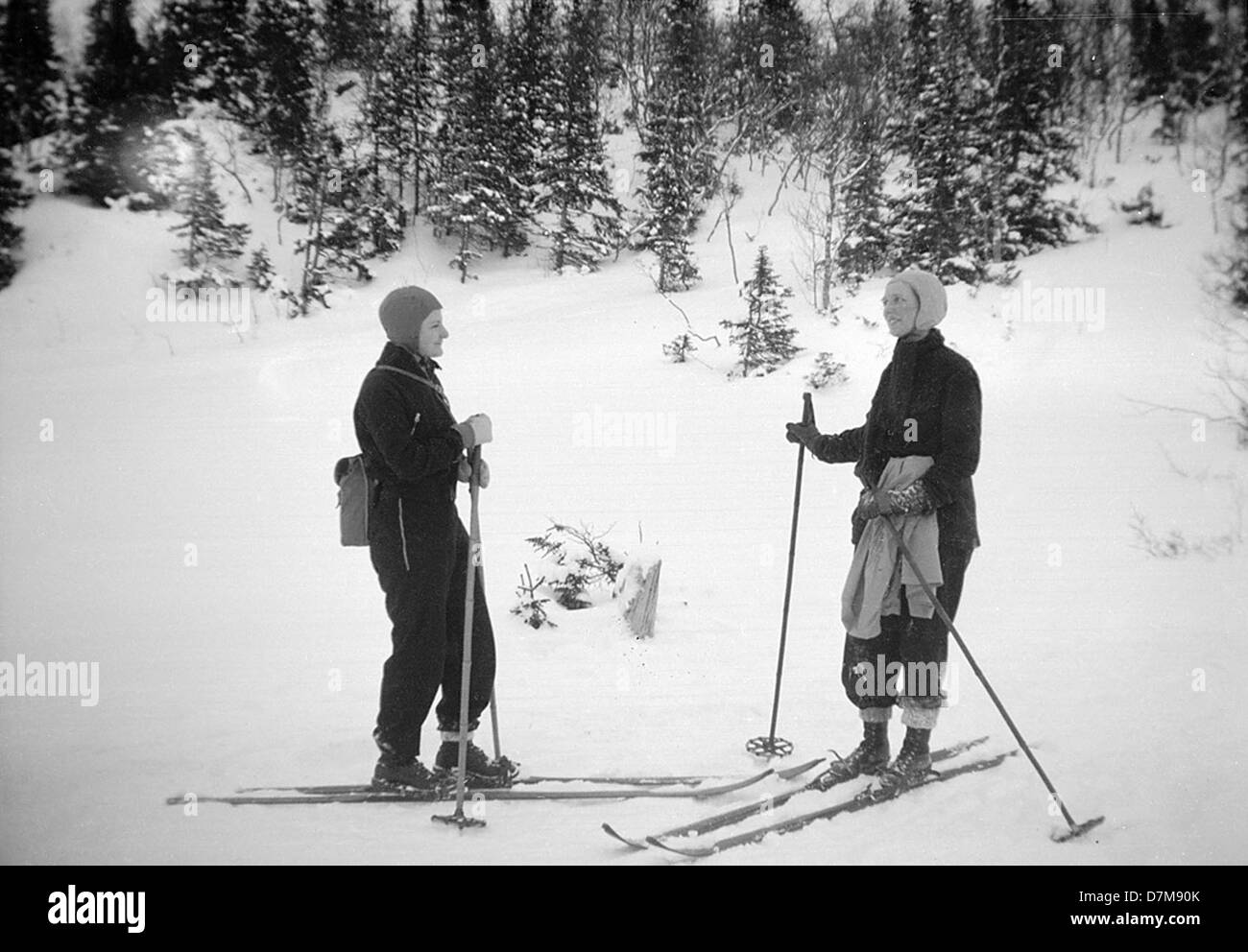 Une photographie vintage de Suède montrant deux dames skiant à Storlien, Jämtland. L'image capture la beauté du paysage suédois et la popularité du ski comme activité récréative au début du XXe siècle. Banque D'Images