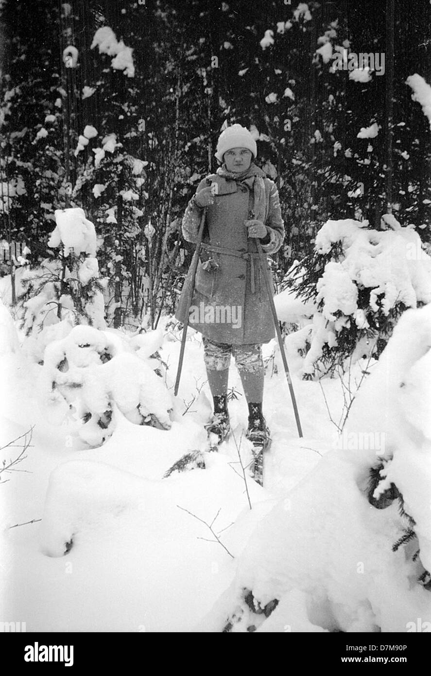 Photographie d'une femme skiant à Gysinge, Gävle, Suède, mettant en valeur la culture des sports d'hiver de la région. L'image reflète la passion scandinave pour les activités hivernales de plein air et les loisirs. Banque D'Images