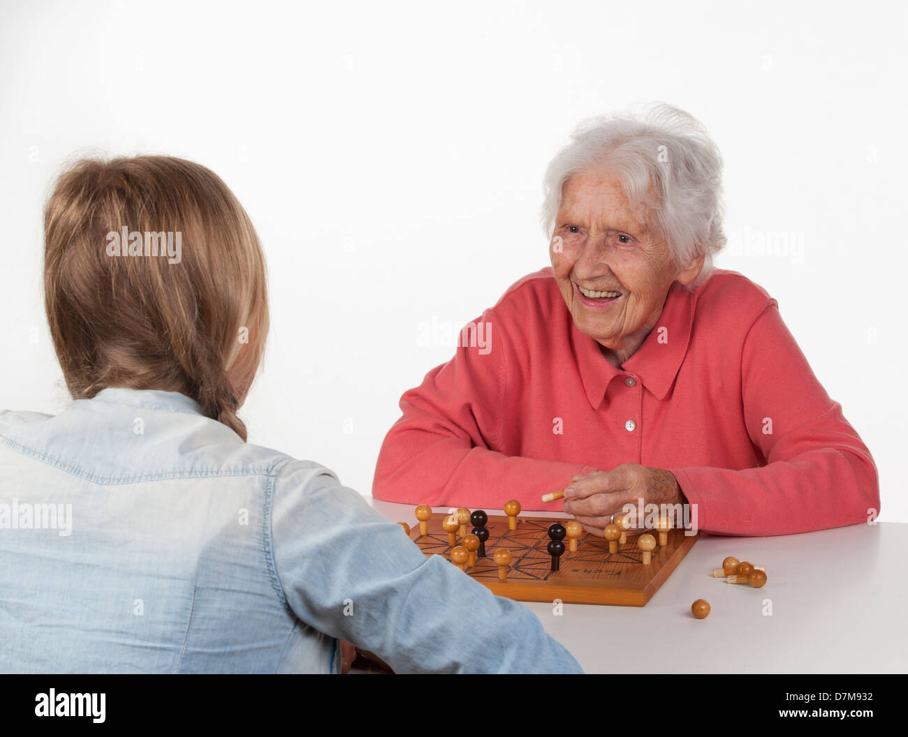 Senior woman et teenage girl playing Fox et jeu de poule, smiling Banque D'Images