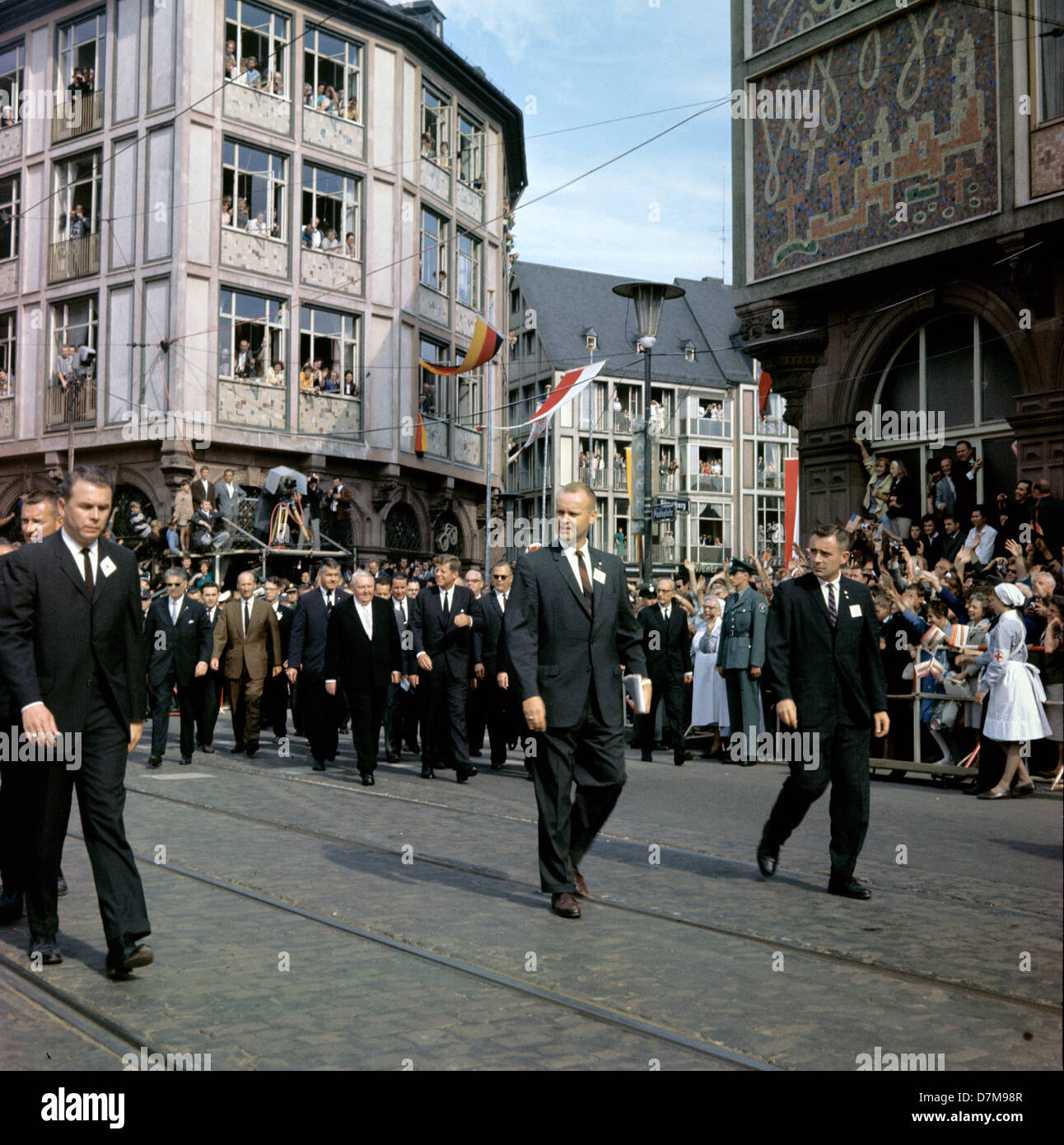 Service secret - première rangée derrière le président John F. Kennedy (M) et vice-chancelier allemand Ludwig Erhard à son côté gauche de marche de l'Roemer à la Paulskirche à Francfort le 23 juin 1963. Banque D'Images