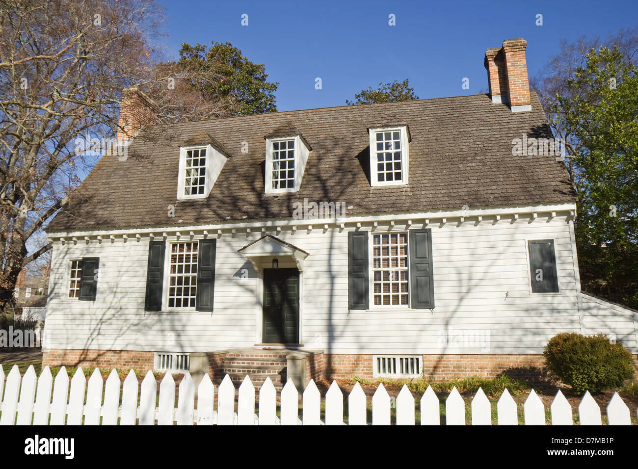 Chambre sur rue dans la ville coloniale de Williamsburg, Virginie, contre un ciel bleu Banque D'Images