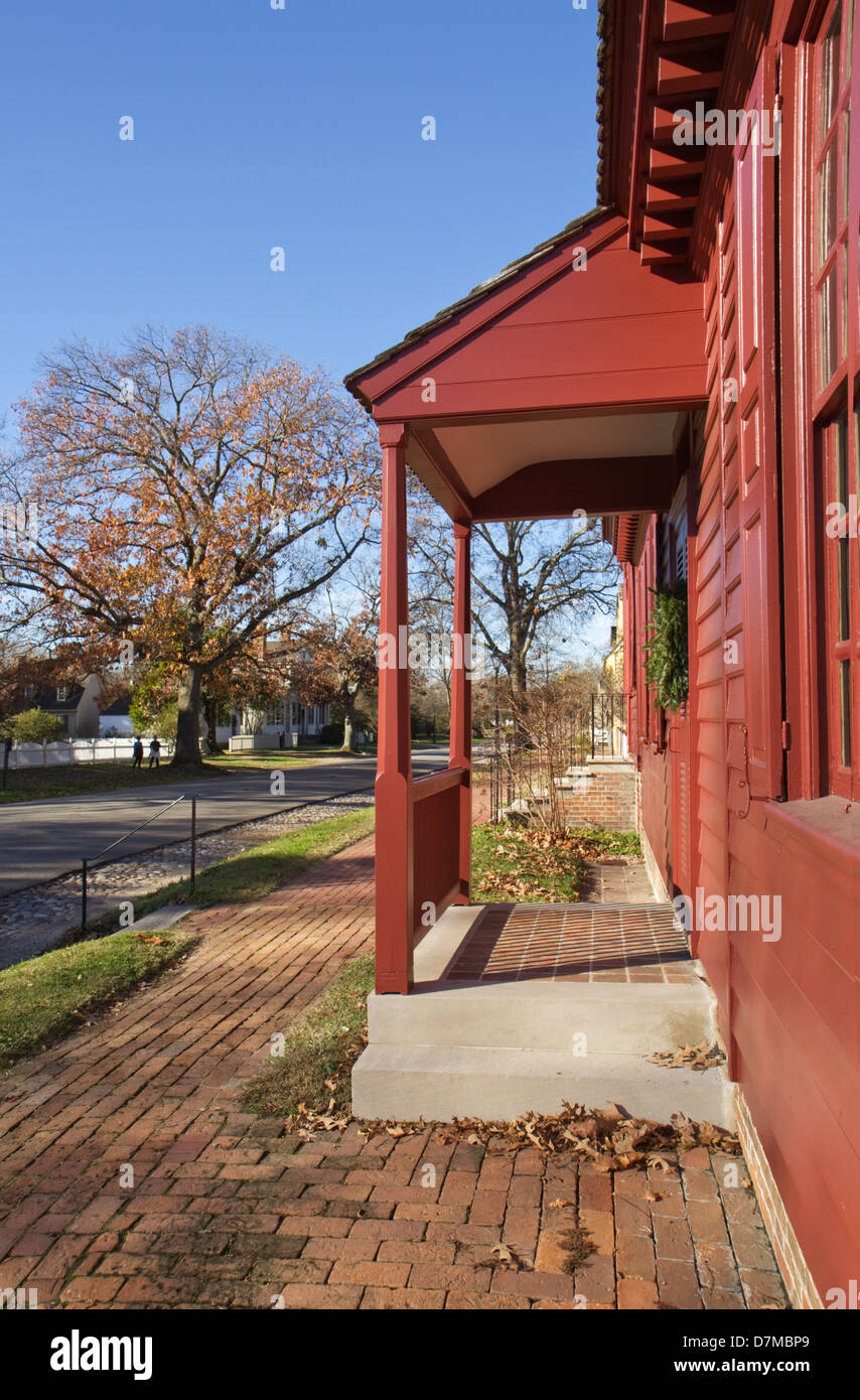 L'objet porte sur une maison de Colonial Williamsburg, Virginie contre un ciel bleu Banque D'Images