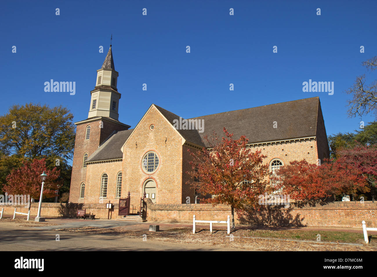 Bruton Parish Church dans la ville coloniale de Williamsburg, Virginie, contre un ciel bleu Banque D'Images