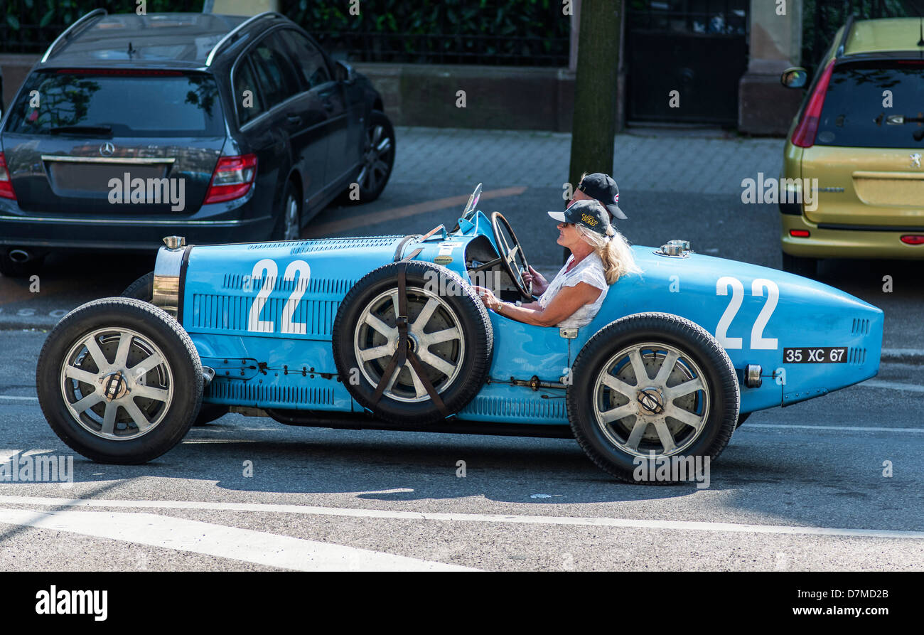 Couple au volant d'un cabriolet bleu français Bugatti vintage car Strasbourg Alsace France Europe Banque D'Images