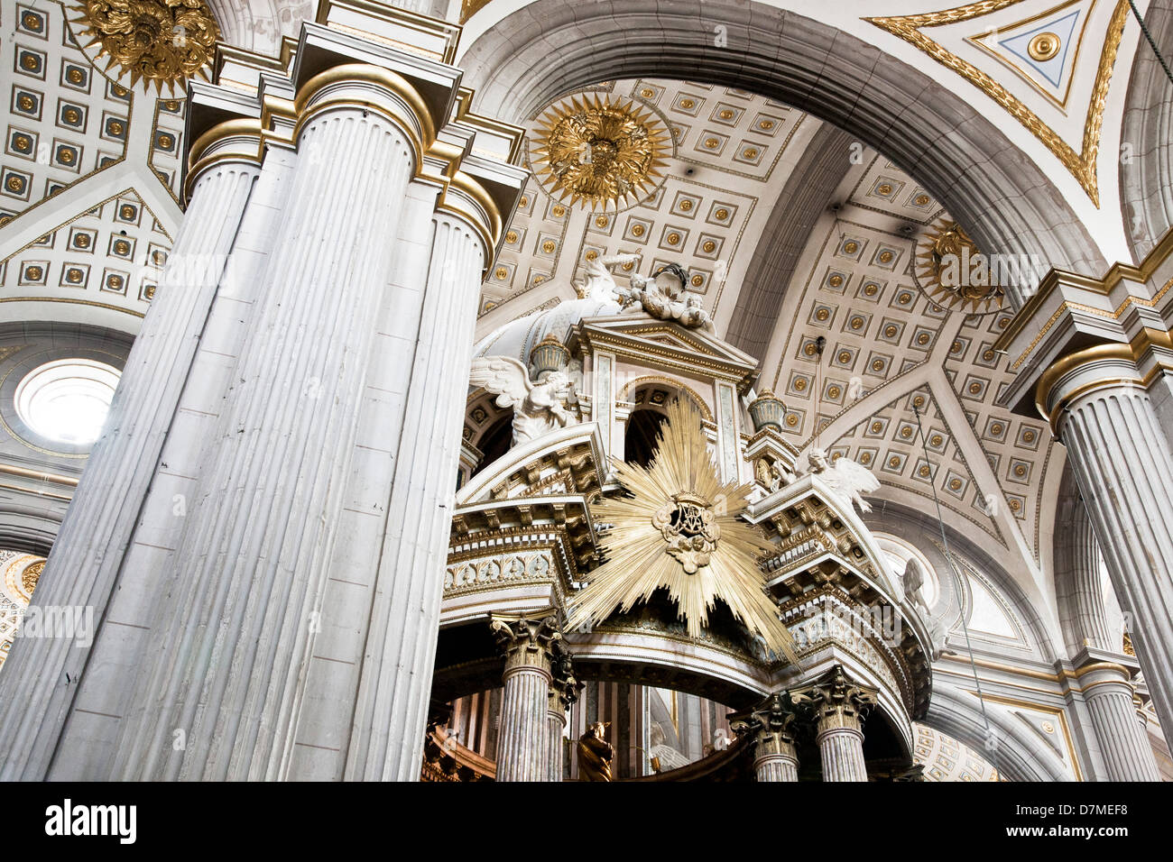 Colonnes et voûtes au plafond avec dorures Rococo magnifique baldaquin ci-dessus plus de modifier octogonale Cathédrale de Puebla Mexique Banque D'Images
