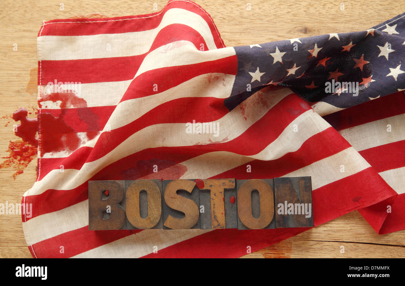 Le mot Boston sur un drapeau américain ensanglanté Banque D'Images