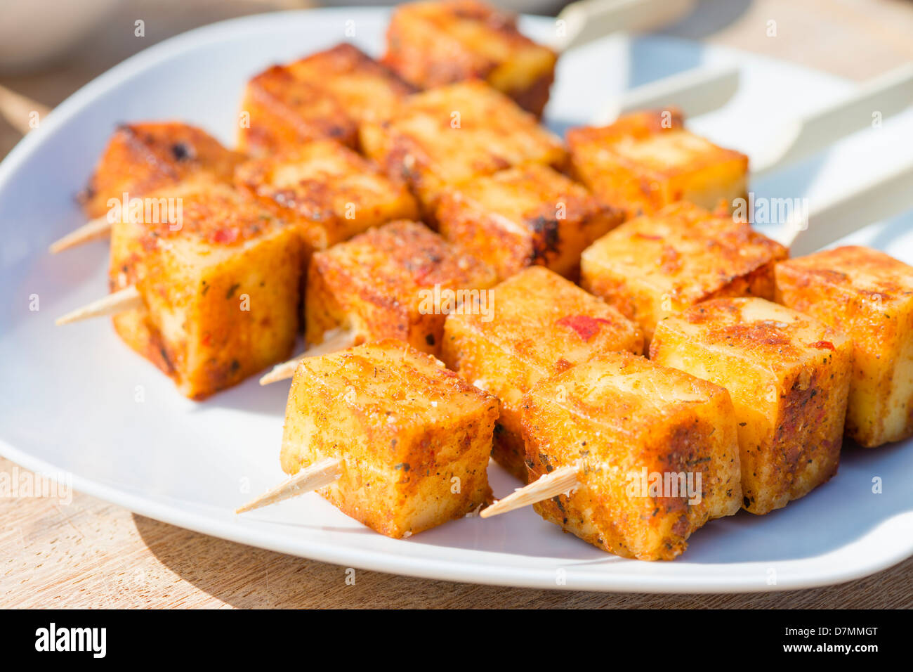 Paneer Tikka Kebab - Tadoori brochettes de fromage indien avec du pain naan, sauce chili, et le concombre et yaourt raita. Eating outdoors Banque D'Images