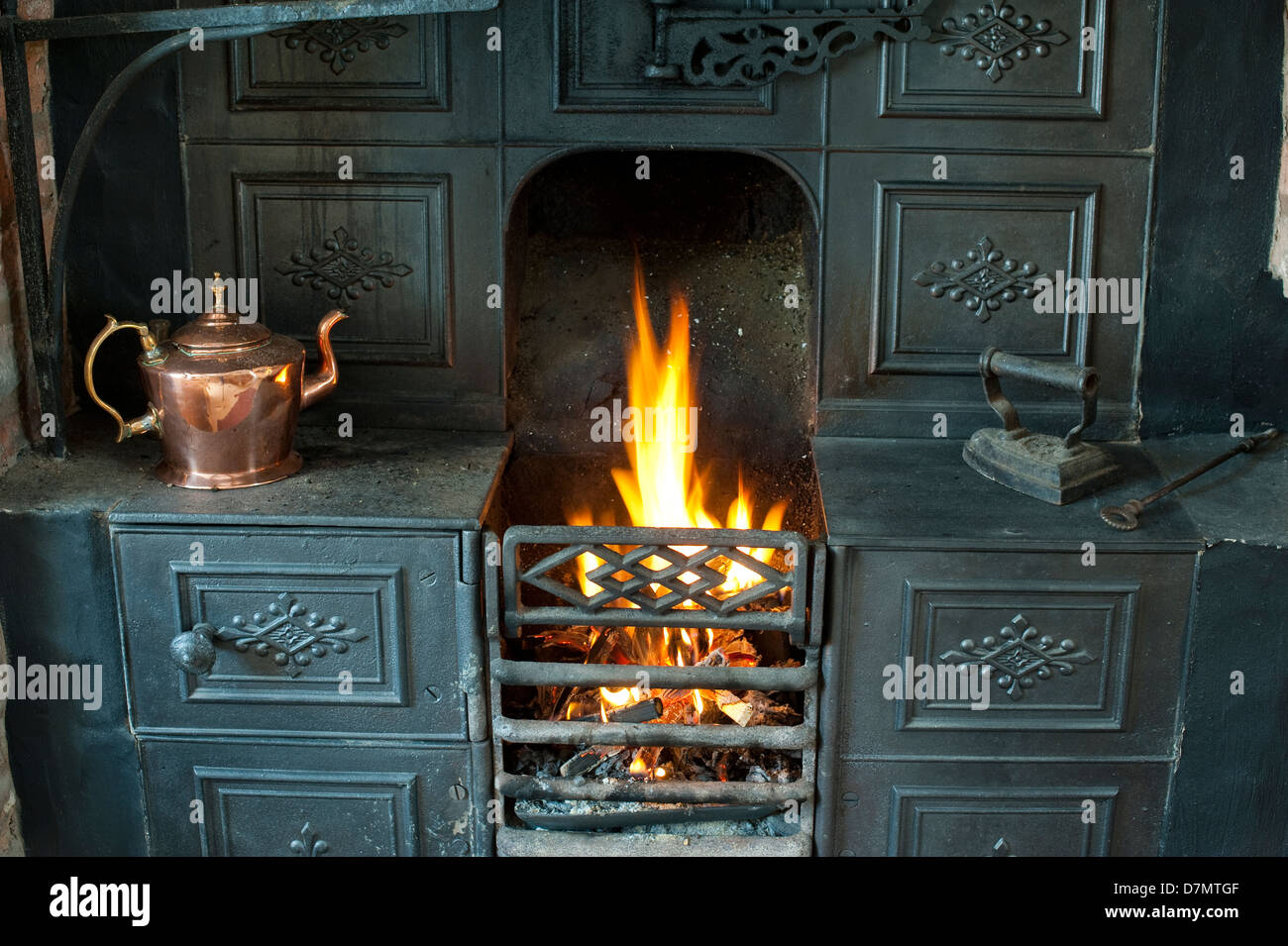 Gamme fonte cheminée dans un chalet Shropshire UK Banque D'Images