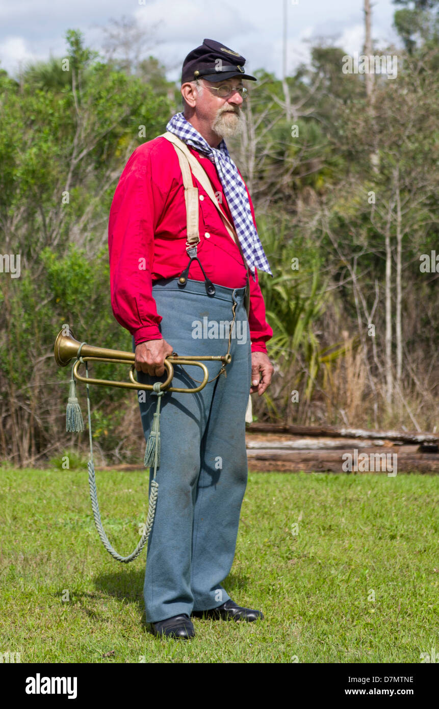 USA, Floride, Naples. La guerre civile de l'Armée de l'Union avec Reenactor bugle. (MR) Banque D'Images