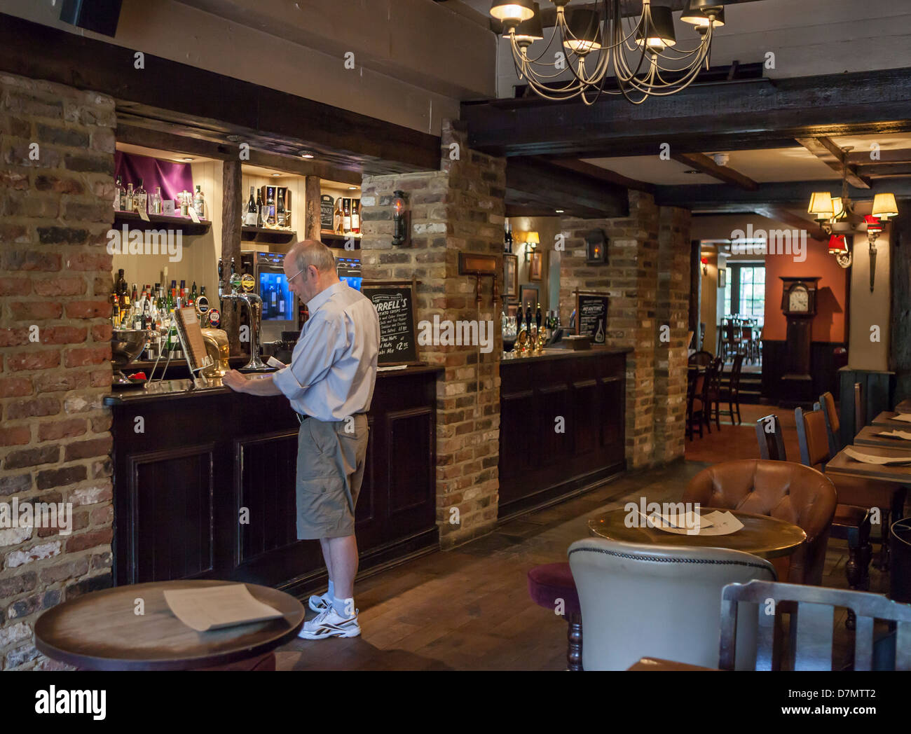 Senior homme âgé debout au bar du cul O' Richmond Hill - un pub à Richmond, Greater London, Surrey< England, Grande-Bretagne Banque D'Images