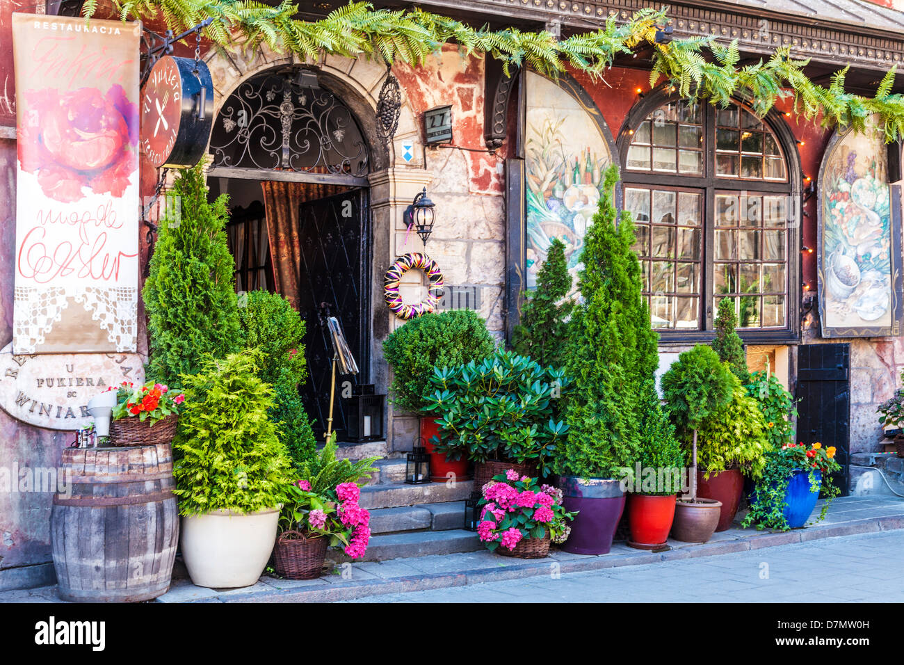 L'entrée avant de la célèbre restaurant polonais (u Fukiera Fukier) à Stary Rynek, la Place du marché de la vieille ville, Varsovie, Pologne. Banque D'Images