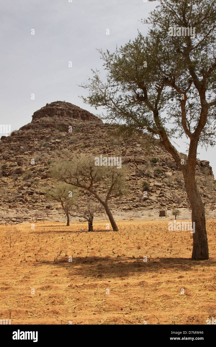 Contreforts de grès altérés et d'escarpements près du village de l'os, le centre du Mali Banque D'Images
