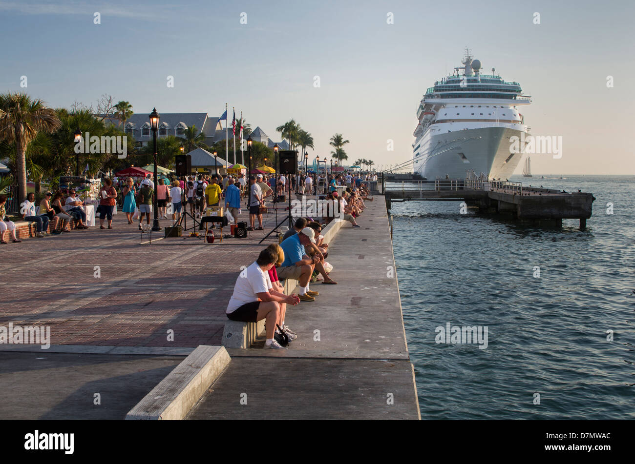 USA, Floride, Key West. Personnes et des navires de croisière à Mallory Square avant le coucher du soleil. Banque D'Images