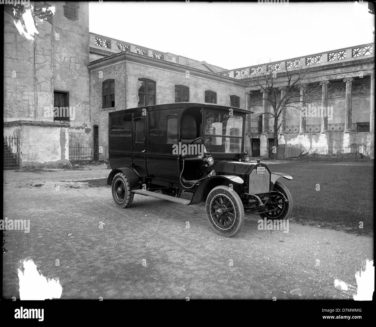 Cette image montre un camion utilisé pour l'extension de l'école publique de N.W. Harris à Chicago. Le camion faisait probablement partie du soutien logistique pour l'expansion des installations d'enseignement public dans la ville. Cette initiative a été un élément clé du développement urbain et de l'expansion de l'éducation au début du XXe siècle à Chicago. Banque D'Images