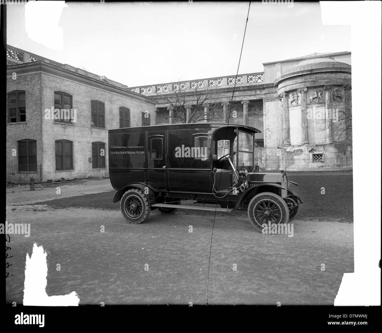 Photo d'un camion utilisé pour le projet d'extension de l'école publique de N.W. Harris à Chicago. Le camion transporte des matériaux pour la construction de l'extension de l'école dans le cadre des efforts de l'exposition colombienne. Banque D'Images