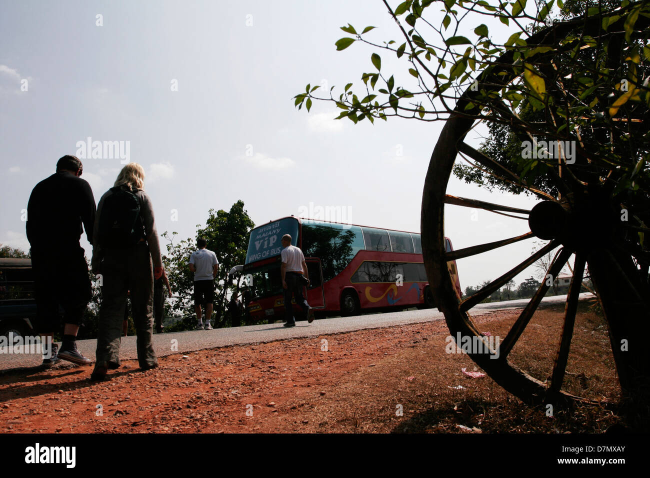 Les touristes s'embarquent dans un bus après une pause à une butée latérale de la route entre Vientiane et Van Vieng. Banque D'Images