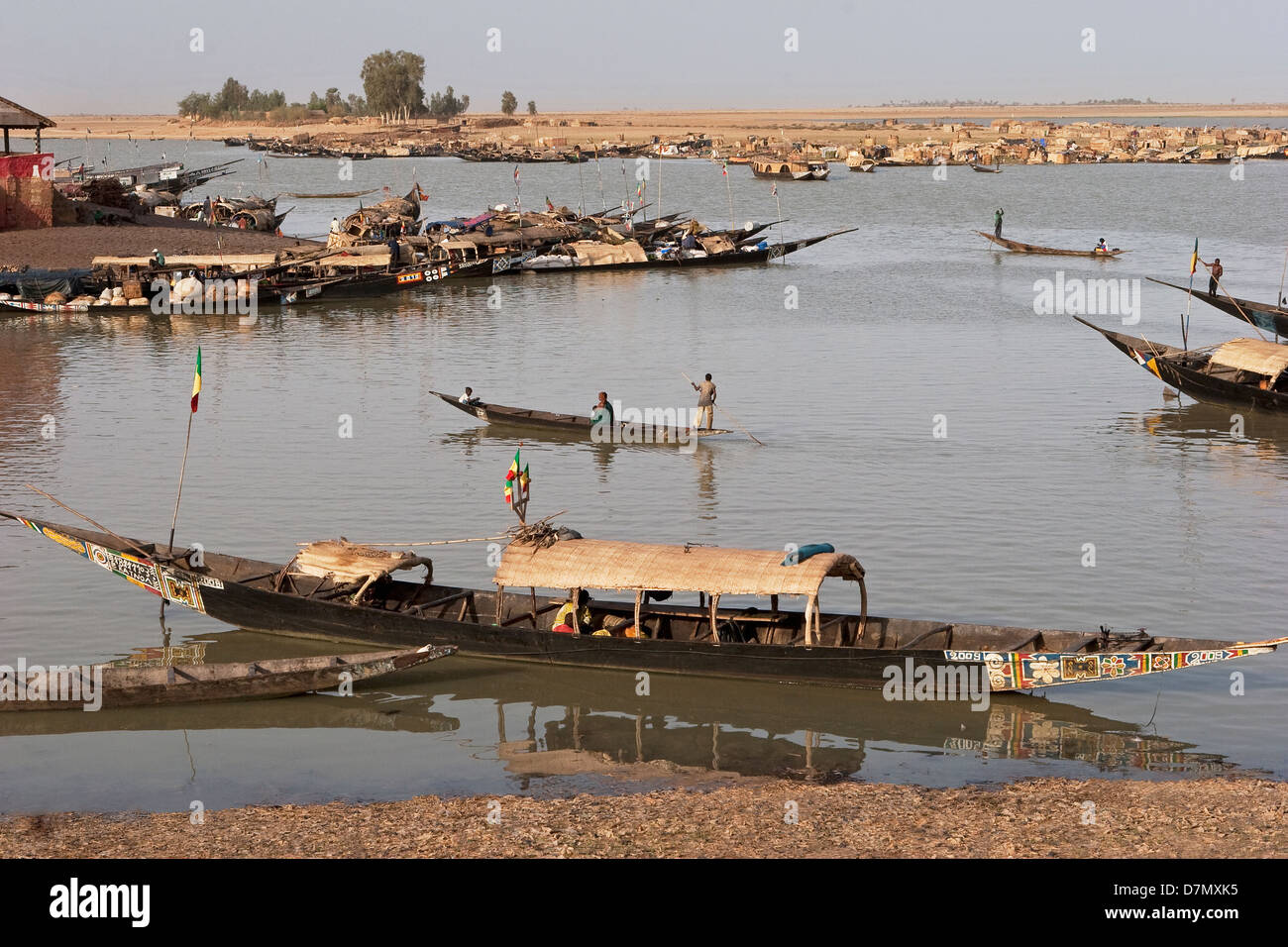 La pêche et bateaux cargo sur le fleuve Niger à Mopti, au Mali, au petit matin Banque D'Images