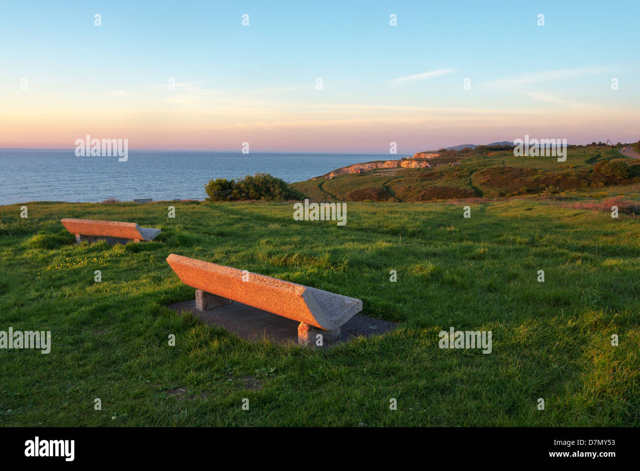 Bancs avec vue sur la mer au coucher du soleil à Getxo Banque D'Images