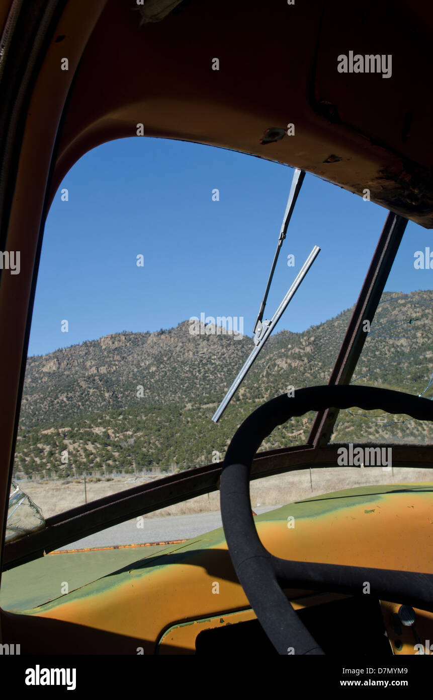 Un vieux camion antique rouille lentement dans une zone de montagne, mais son pare-brise et essuie-glace sont encore intacts. Banque D'Images Un vieux camion antique rouille lentement dans une zone de montagne, mais son pare-brise et essuie-glace sont encore intacts. Banque D'Images