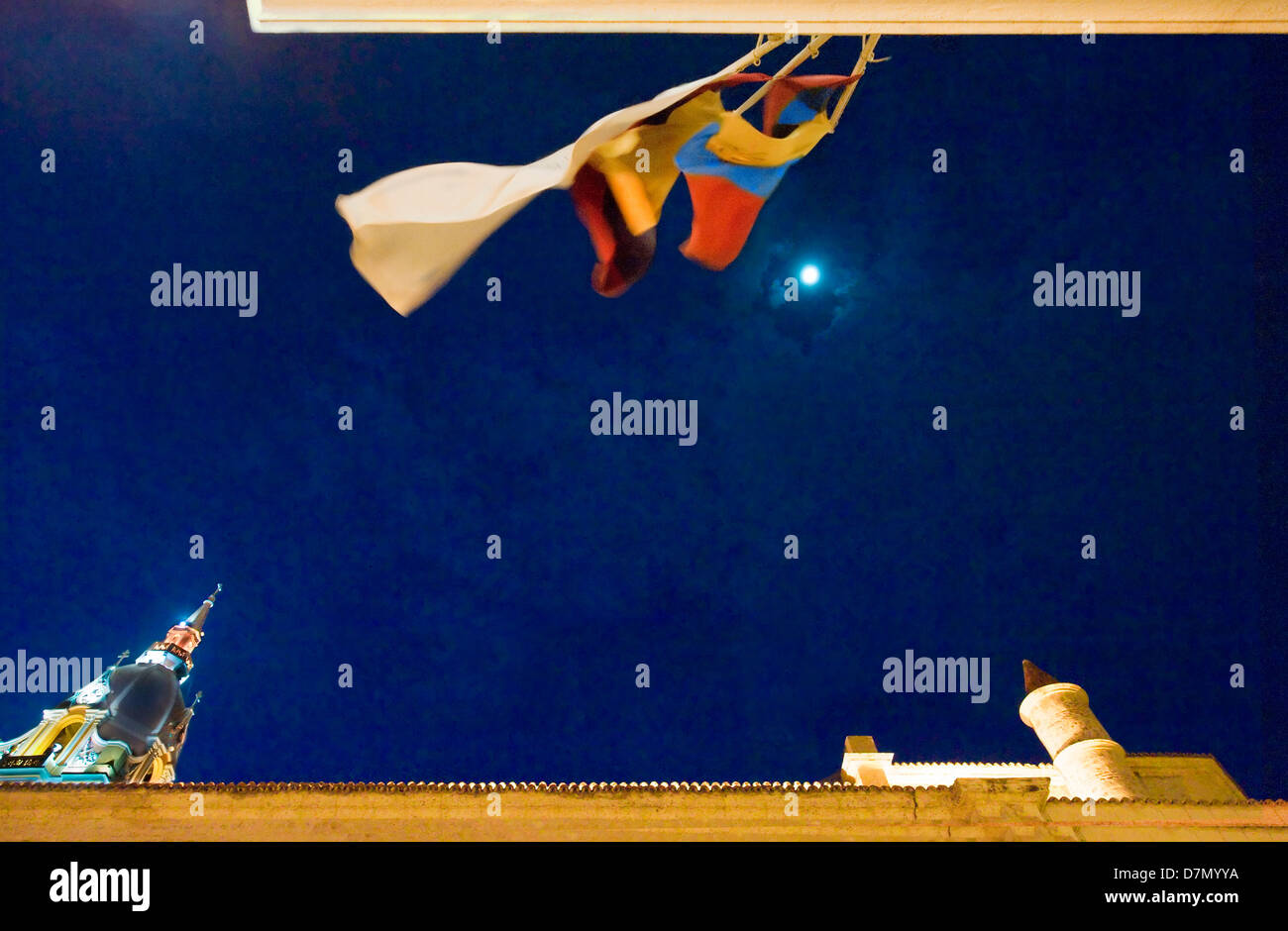 Drapeau colombien s'agite sur le gouvernement de l'état, avec la Cathédrale offces ci-dessous, Cartagena, Colombie. Banque D'Images