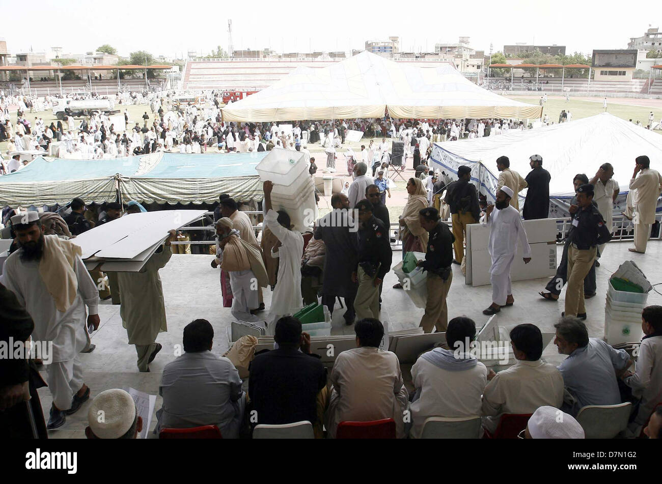 Élection des fonctionnaires présidant recevant les urnes et les bulletins de vote pour l'élection générale de 2013, au stade Qayyum à Peshawar le Vendredi, 10 mai 2013. Le Pakistan va aux urnes le 11 mai pour élire un nouveau gouvernement, la première fois dans l'histoire mouvementée du pays qu'un civil de l'administration a remis le pouvoir à l'autre par l'urne. Banque D'Images