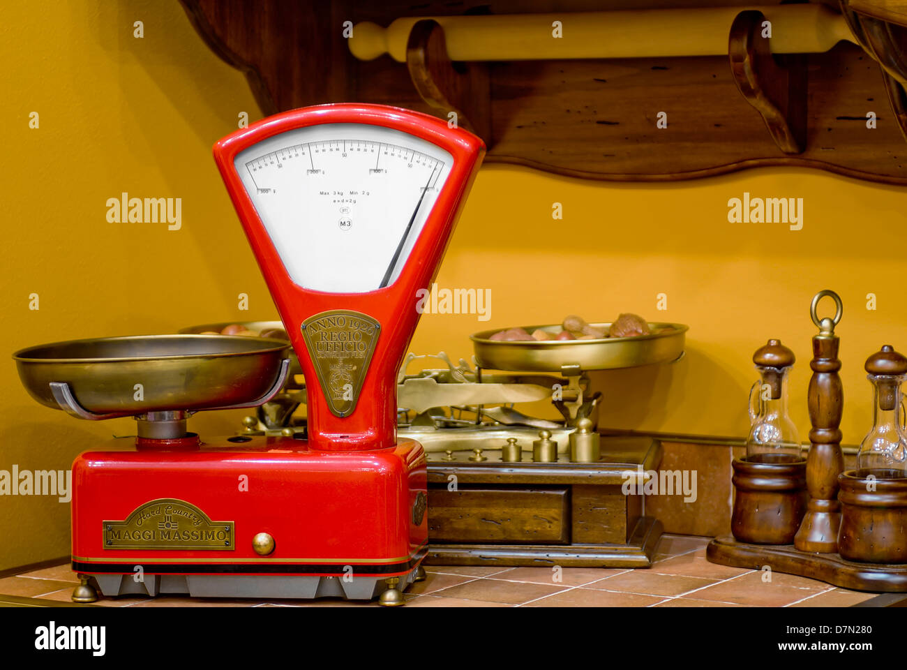 Balance de cuisine rouge dans le style ancien Photo Stock - Alamy