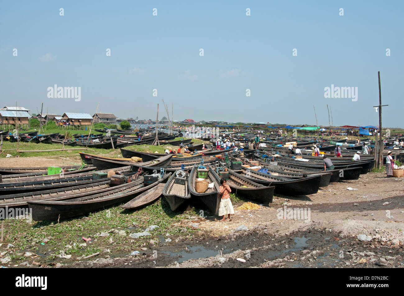 De nombreux meubles en bateaux amarrés à un marché au bord du lac le Myanmar (Birmanie) Banque D'Images