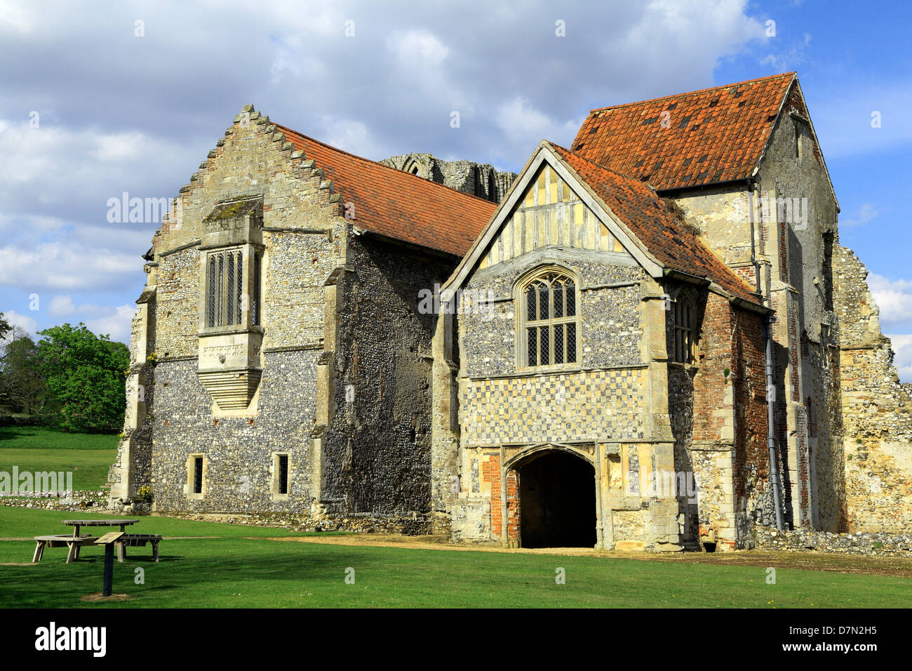 Castle Acre Prieuré, Norfolk, du logement avant, en Angleterre, Royaume-Uni, le monastère médiéval de Cluny, prieurés Anglais Banque D'Images