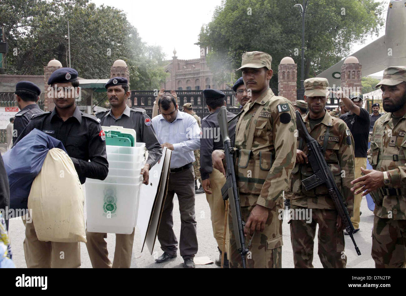 Élection des fonctionnaires présidant recevant les urnes et les bulletins de vote pour l'élection générale 2013, à Lahore, le vendredi 10 mai 2013. Le Pakistan va aux urnes le 11 mai pour élire un nouveau gouvernement, la première fois dans l'histoire mouvementée du pays qu'un civil de l'administration a remis le pouvoir à l'autre par l'urne. Banque D'Images