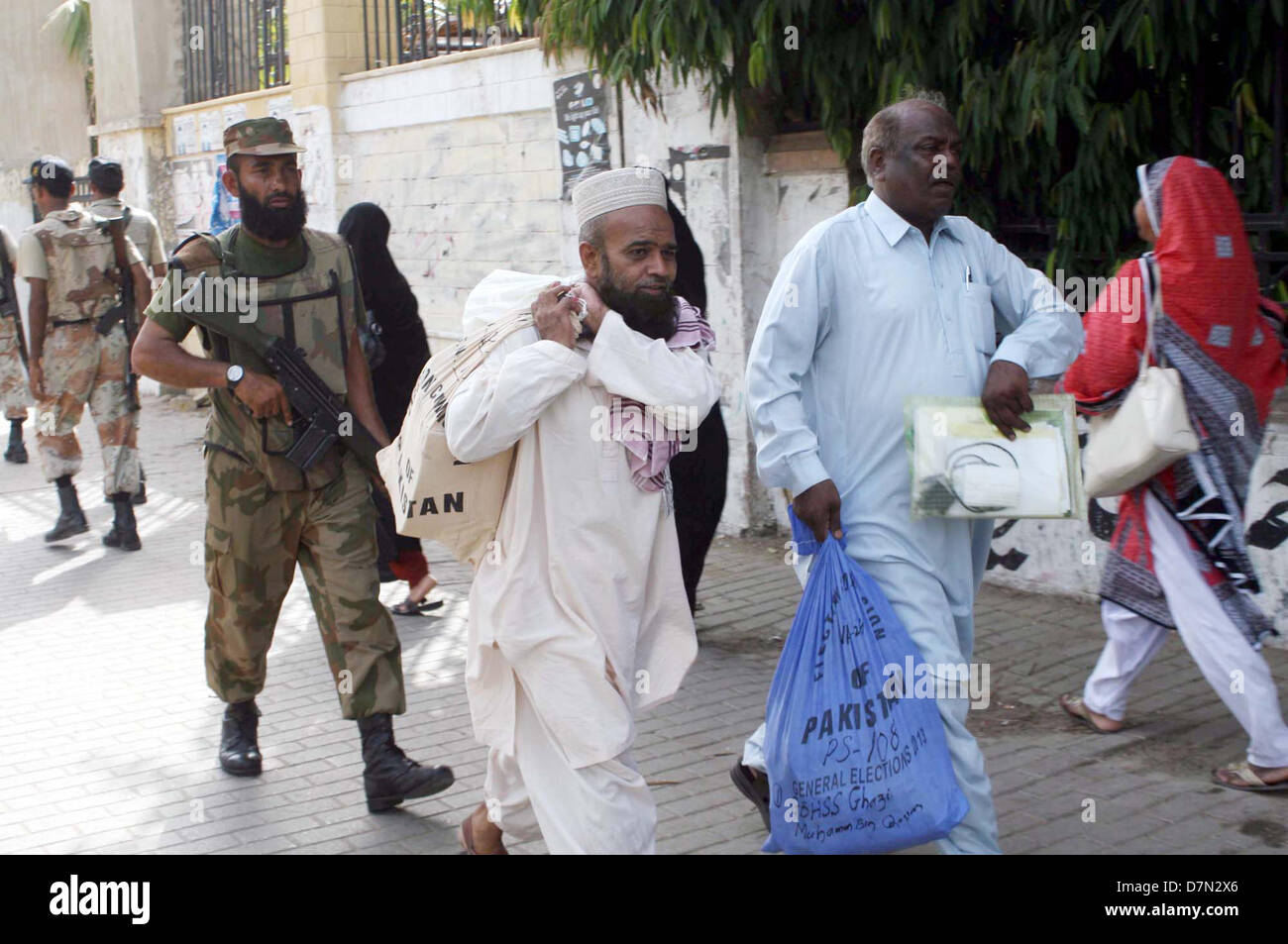 Les fonctionnaires présidant transporter le matériel électoral sous la supervision de l'armée pour des élections générales 2013, au cour de la ville de Karachi le Vendredi, 10 mai 2013. Le Pakistan va aux urnes le 11 mai pour élire un nouveau gouvernement, la première fois dans l'histoire mouvementée du pays qu'un civil de l'administration a remis le pouvoir à l'autre par l'urne. Banque D'Images