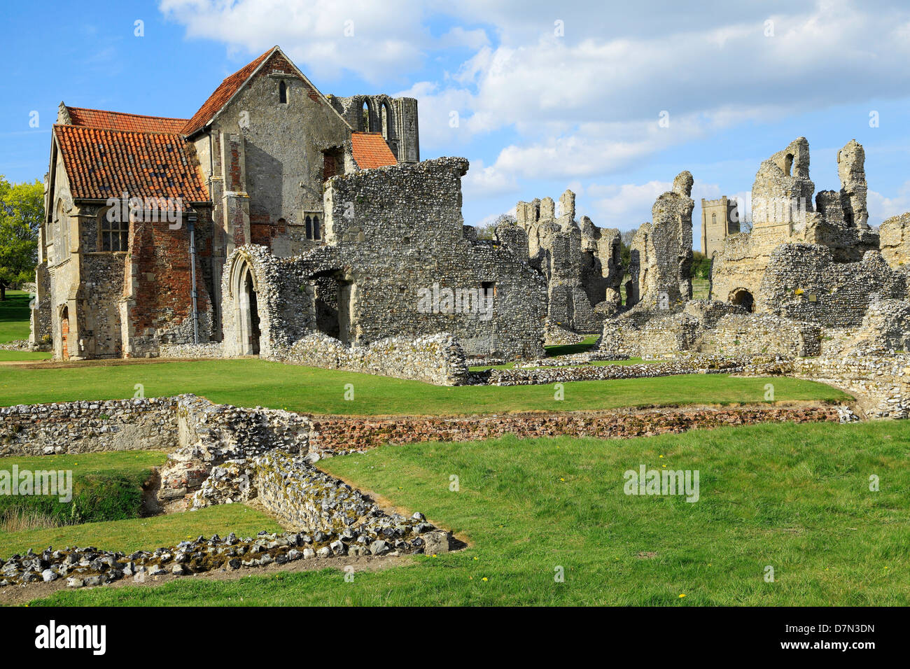 Castle Acre Prieuré, Norfolk, avant et du logement pour les ruines monastiques, Angleterre, Royaume-Uni, le monastère médiéval de Cluny, prieurés Anglais Banque D'Images
