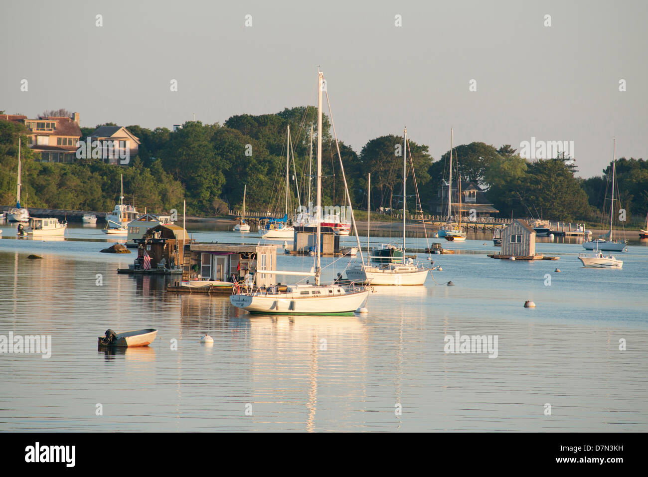 Le Massachusetts, Woods-Hole. Woods-Hole idyllique port et péniche. Banque D'Images