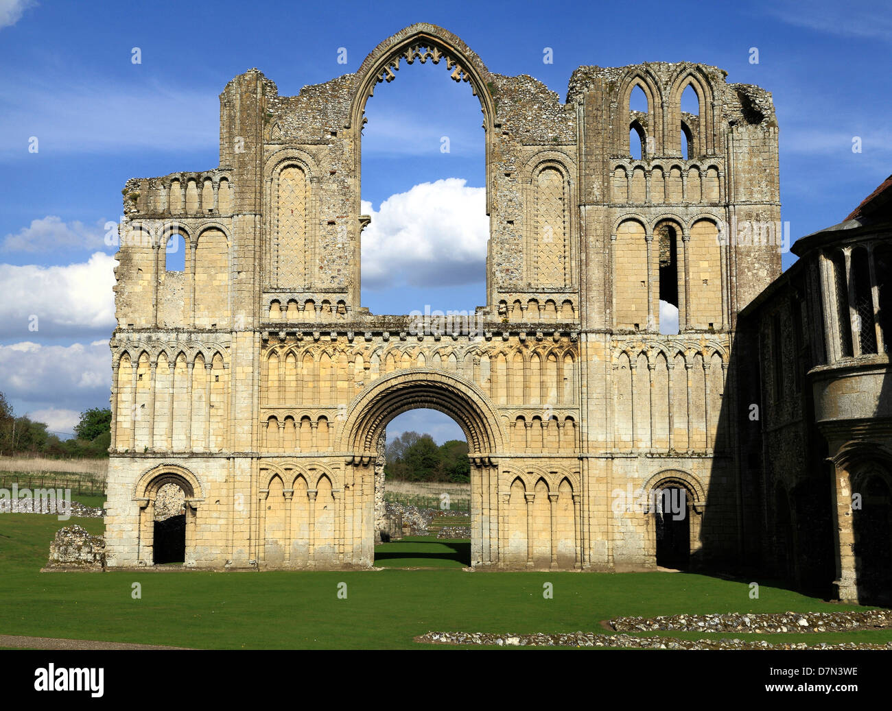 Castle Acre Prieuré, Norfolk, à l'ouest de l'église prieurale de l'avant, en Angleterre, Royaume-Uni, l'architecture romane normande, prieurés anglais, ruines Banque D'Images