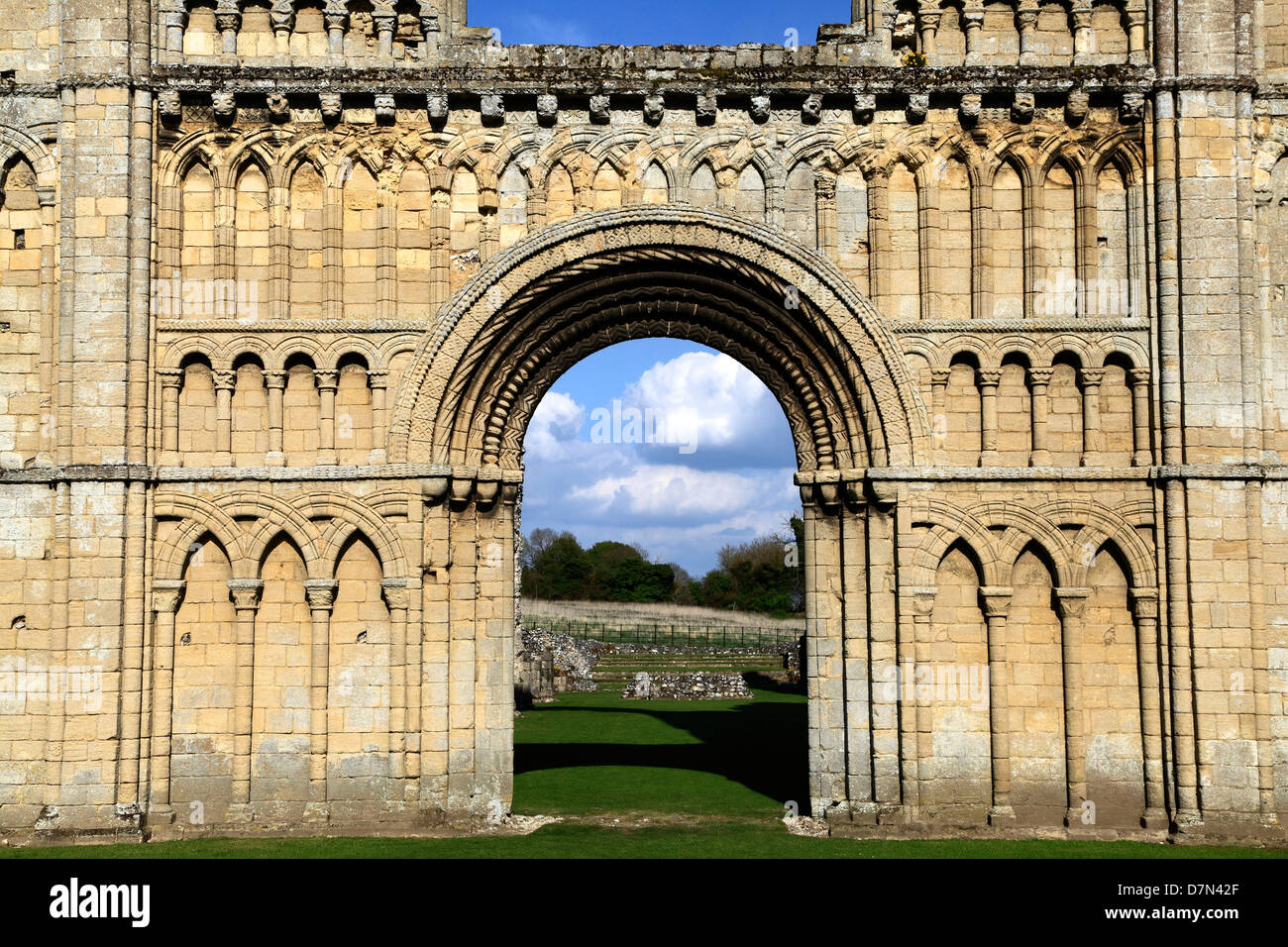 Castle Acre Prieuré, Norfolk, à l'ouest de l'église prieurale de l'avant, en Angleterre, Royaume-Uni, l'architecture romane normande, prieurés anglais, ruines Banque D'Images