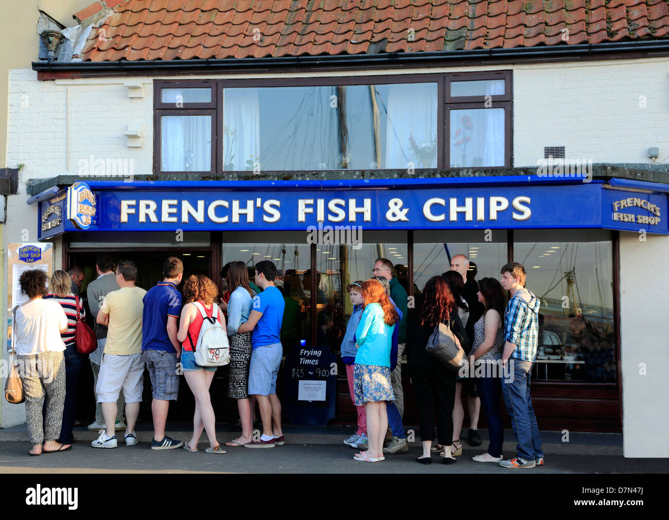 La queue pour les vacanciers anglais fish and chips, des puits à côté de la mer, Norfolk, s personnes queue chip shop Banque D'Images
